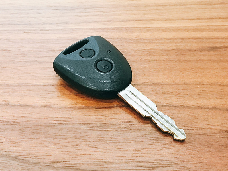 お客様の車の鍵をお預かりいたします。