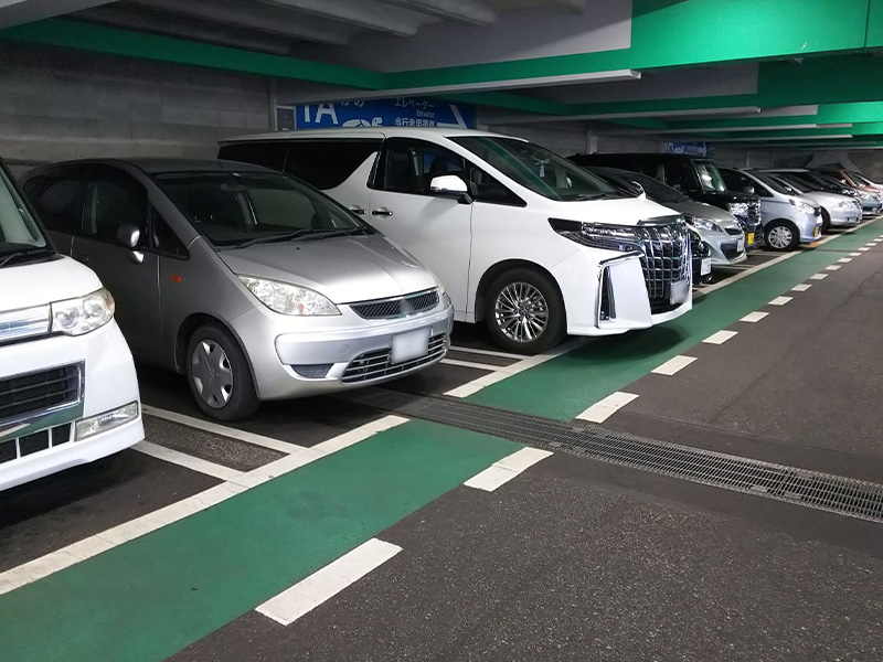 お客様の車の鍵をお預かりいたします。