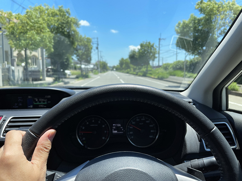 お客様の車の鍵をお預かりいたします。